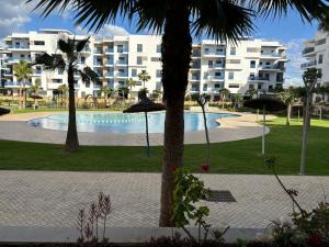 Modern 2-room with pool, close to beach, private parking