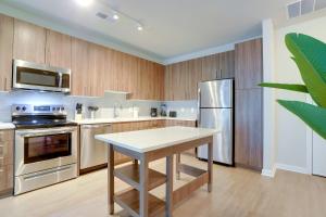 Tranquil Stay Near Monuments and Metro