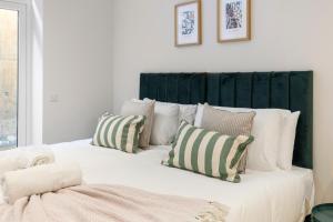 Elegant 2BR Sleeps 6 Hotel-Style Comfort The Oak