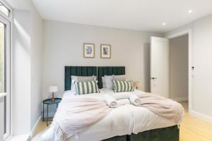 Elegant 2BR Sleeps 6 Hotel-Style Comfort The Oak