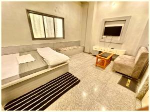 HOTEL PRAKASH GUEST HOUSE ! Varanasi ! fully-Air-Conditioned hotel at prime location with off site Parking availability, near Kashi Vishwanath Temple, and Ganga ghat