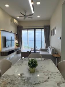 High floor with atmosphere and sea view, can accommodate 5-6 people