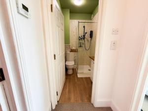 Stylish Central 1 BR By AltoLuxoExperience Short Lets & Serviced Accommodation With Free Wifi & Parking