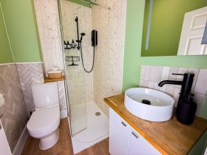 Stylish Central 1 BR By AltoLuxoExperience Short Lets & Serviced Accommodation With Free Wifi & Parking