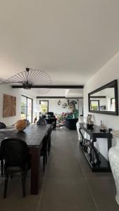 Maisons de vacances L-Oasis de Coulaines - Elegance & piscine : photos des chambres