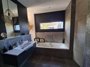 Maisons de vacances L-Oasis de Coulaines - Elegance & piscine : photos des chambres