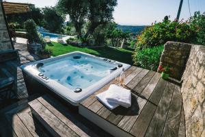 villa provençale en pierre avec vue sur la mer, piscine et jacuzzi