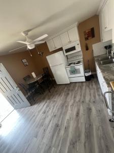 #2 bedroom cozy SUITE, 1 min walk to the beach #