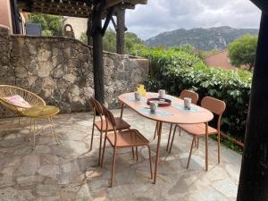 Mini villa en duplex vue mer à 500 m de la plage de Santa Giulia