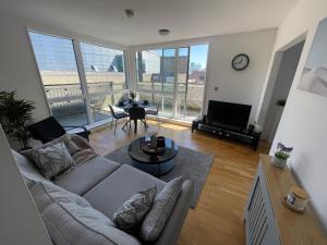 Cosy 2BR City Centre Balcony Near Victoria