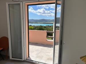 Mini villa en duplex vue mer à 500 m de la plage de Santa Giulia