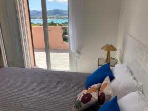 Mini villa en duplex vue mer à 500 m de la plage de Santa Giulia