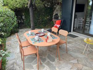 Mini villa en duplex vue mer à 500 m de la plage de Santa Giulia