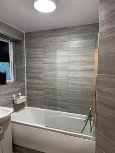 Cosy 2-bed Maisonette with Private Garage in Wembley