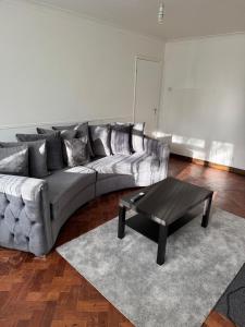 Cosy 2-bed Maisonette with Private Garage in Wembley