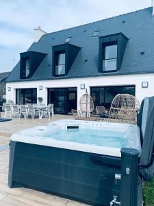 Superbe Villa à 200m de la plage tout confort avec piscine chauffée, couverte et spa