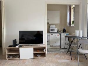 Studio calme à deux pas de la mer avec jardin et parking privé