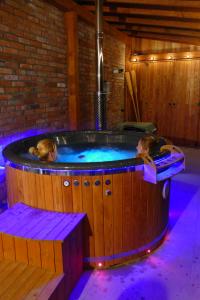 Ceglany Domek z jacuzzi, nad jeziorem, przy lesie