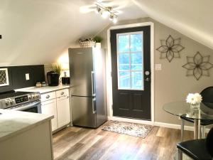 Snug Studio Retreat- Near to Aviation museum and Highway