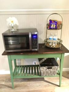 Snug Studio Retreat- Near to Aviation museum and Highway