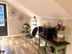 Snug Studio Retreat- Near to Aviation museum and Highway