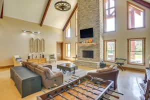 Spacious Group Getaway Near Cumberland River!