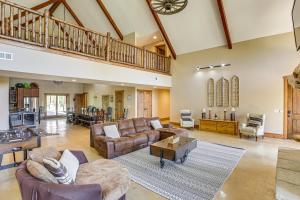 Spacious Group Getaway Near Cumberland River!