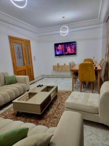 Salon et 3 chambres meublées au jardin de carthage