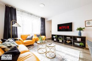 NEW-Luxury 6BR Retreat-Hot Tub-KingBed-EV Charger