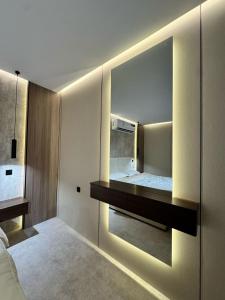 استديو انيق بجلسة ومدخل ذكي