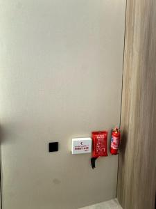 استديو انيق بجلسة ومدخل ذكي