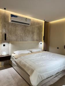 استديو انيق بجلسة ومدخل ذكي