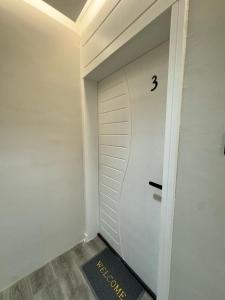 استديو انيق بجلسة ومدخل ذكي