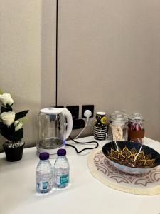 استديو انيق بجلسة ومدخل ذكي