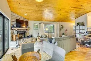 2 Mi to Lake Arrowhead Treetop Retreat with Deck - Crest Park