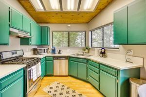 2 Mi to Lake Arrowhead Treetop Retreat with Deck