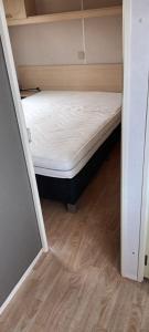 Chalet met 2 slaapkamers op gezellige camping met zwembad nabij Ijsselmeer