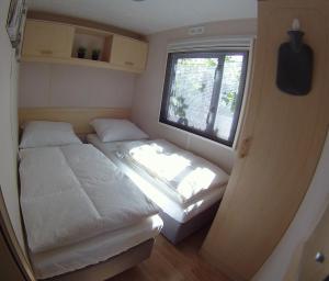 Chalet met 2 slaapkamers op gezellige camping met zwembad nabij Ijsselmeer