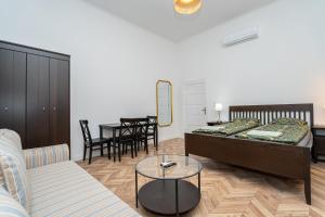 Ghetto Wall - Gozsdu Stnd- Pollack