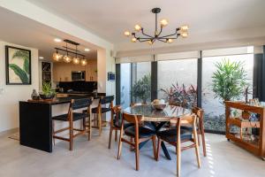 Retiro costero moderno y moderno en Casa Vista Belcara