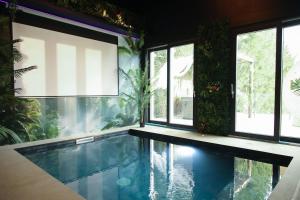 Détente à deux piscine et spa