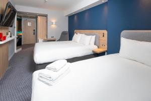 Standard Room with One King and One Single Bed - Free Hot Breakfast room in Holiday Inn Express Swindon City Centre an IHG Hotel