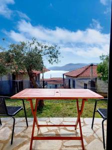 Dora's House comfortable apartment with a yard and view