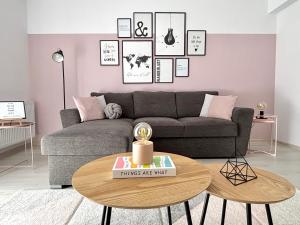 Wanderlust Home Pink, Rasnov Apt for 4, Wifi and Free Parking
