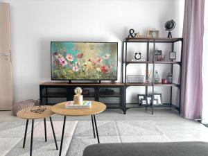 Wanderlust Home Pink, Rasnov Apt for 4, Wifi and Free Parking