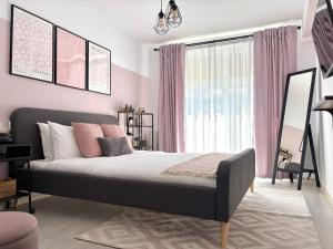 Wanderlust Home Pink, Rasnov Apt for 4, Wifi and Free Parking