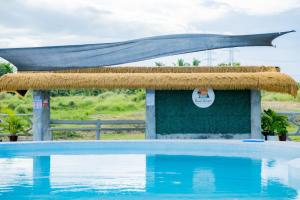 OASIS COUPLES ROOM, AC, pool , Kitchen, Wifi, Netflix, Cottage, karaoke near Naga City