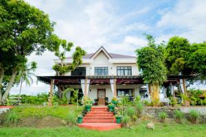 OASIS COUPLES ROOM, AC, pool , Kitchen, Wifi, Netflix, Cottage, karaoke near Naga City
