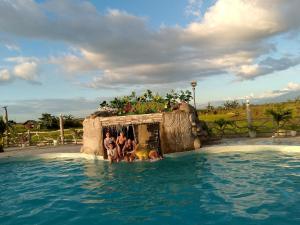 OASIS COUPLES ROOM, AC, pool , Kitchen, Wifi, Netflix, Cottage, karaoke near Naga City