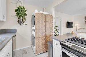 Beautifully Remodeled 2bed1bath Apartment Top Location 15 min to Beach